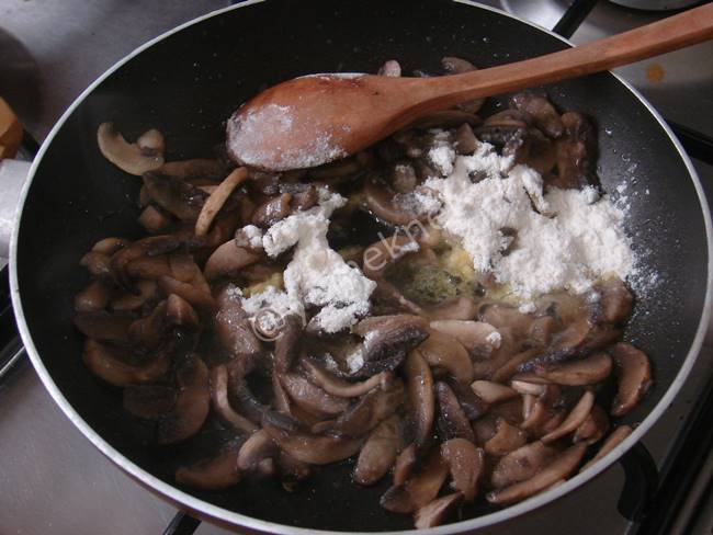 Beşamel Soslu Mantarlı Börek - Yapılışı (4/16) 